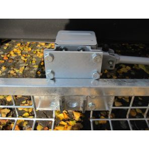 Adapter plate for height adjustment of the rear carrier